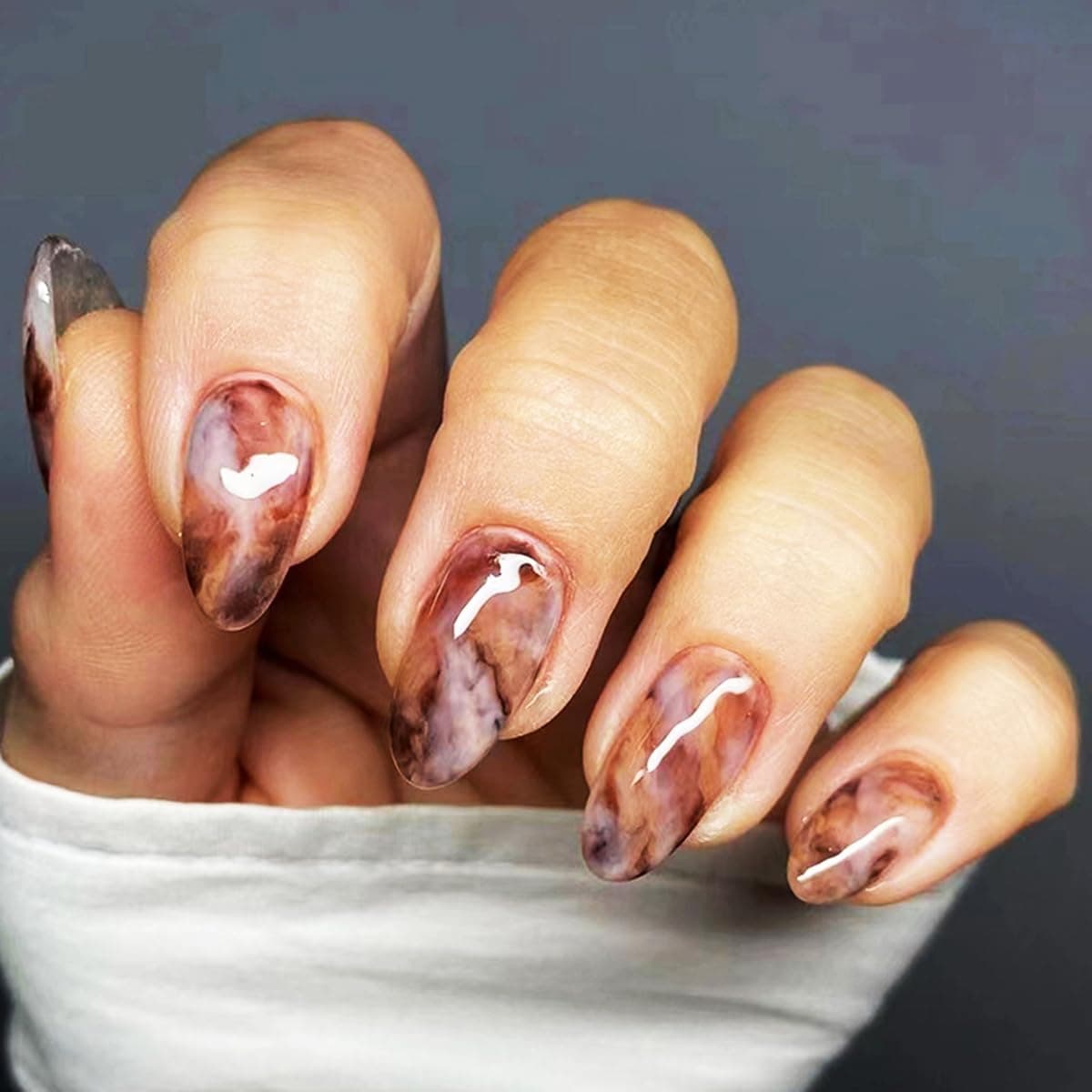 24 Pcs Blue Press on Nails Short Almond WLGDLH White French Fake Nails Press ons with Tortoise Shell Pattern Design Reusable Blue Gradient False Nail Full Cover Nude Stick on Nails for Women